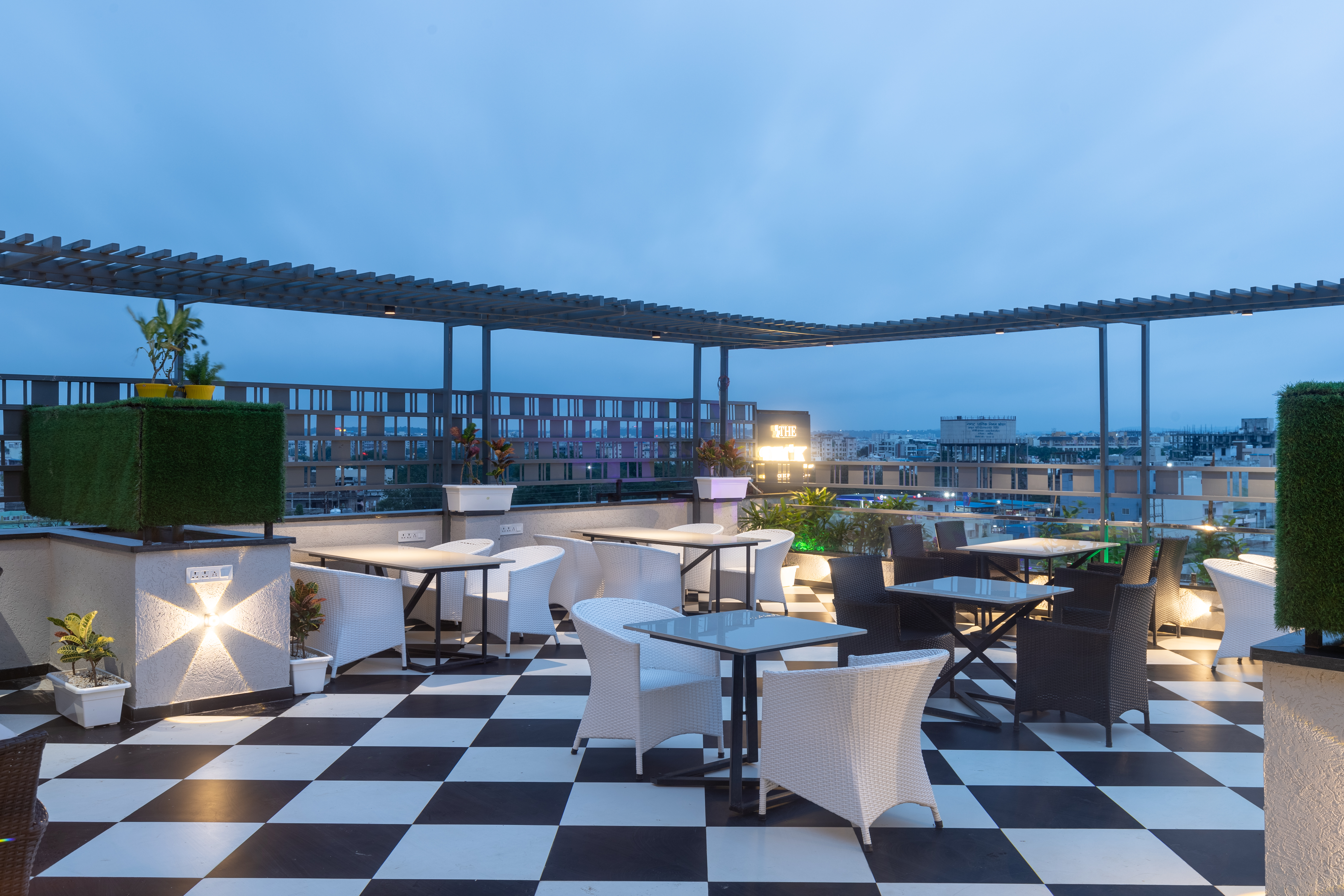 Best Rooftop Restaurants In Bhopal | Best Rooftop Restaurants & Party Venues In Bhopal | Hotel Janki Palace